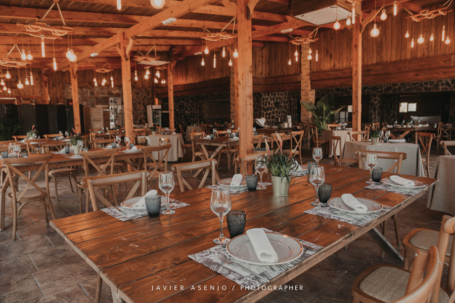 Salón interior Finca La Llaguna con bombillas Edison